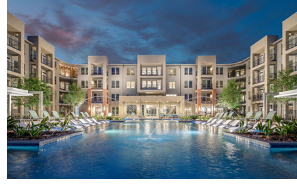 A picture of the pool and lounge area at the apartment community.